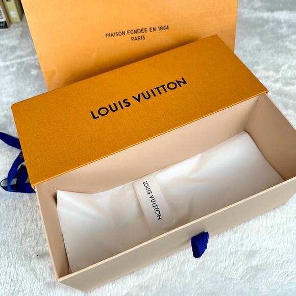 Louis Vuitton Box, tissue paper, Shopping Bag, gift note card tag and ribbon set - Picture 4 of 12